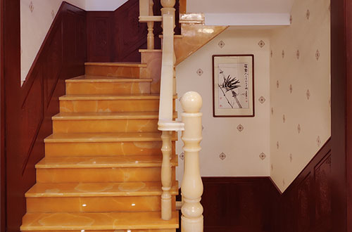 扶绥中式别墅室内汉白玉石楼梯的定制安装装饰效果